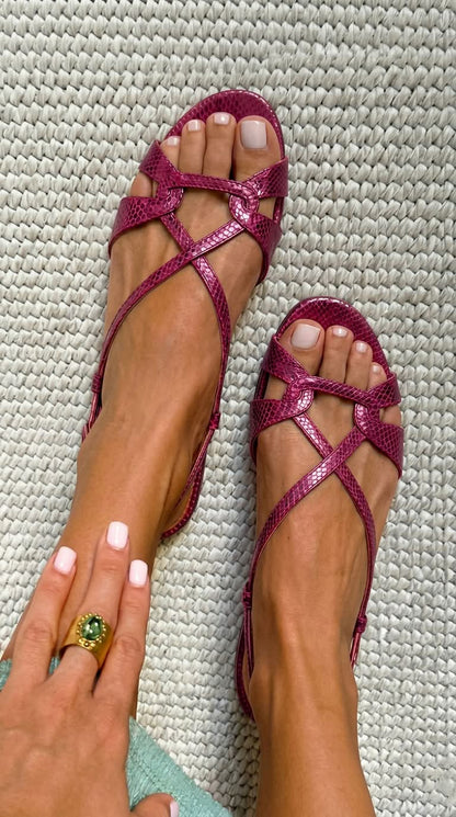 Sandalias planas de serpiente.