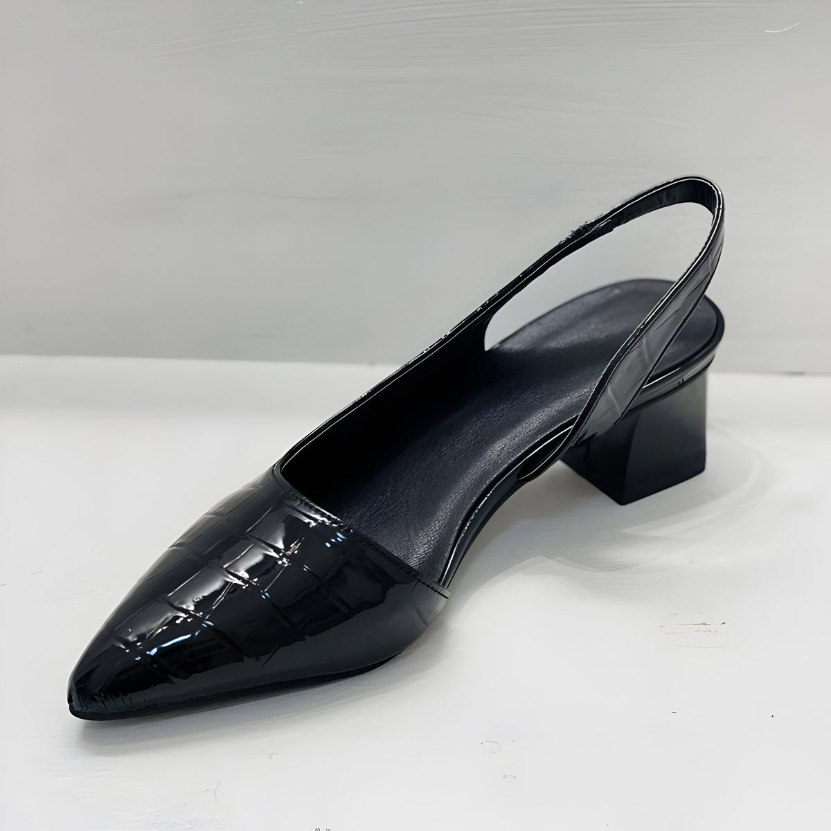Edina | Salón Slingback con Tacón Bajo y Puntera Fina en Charol